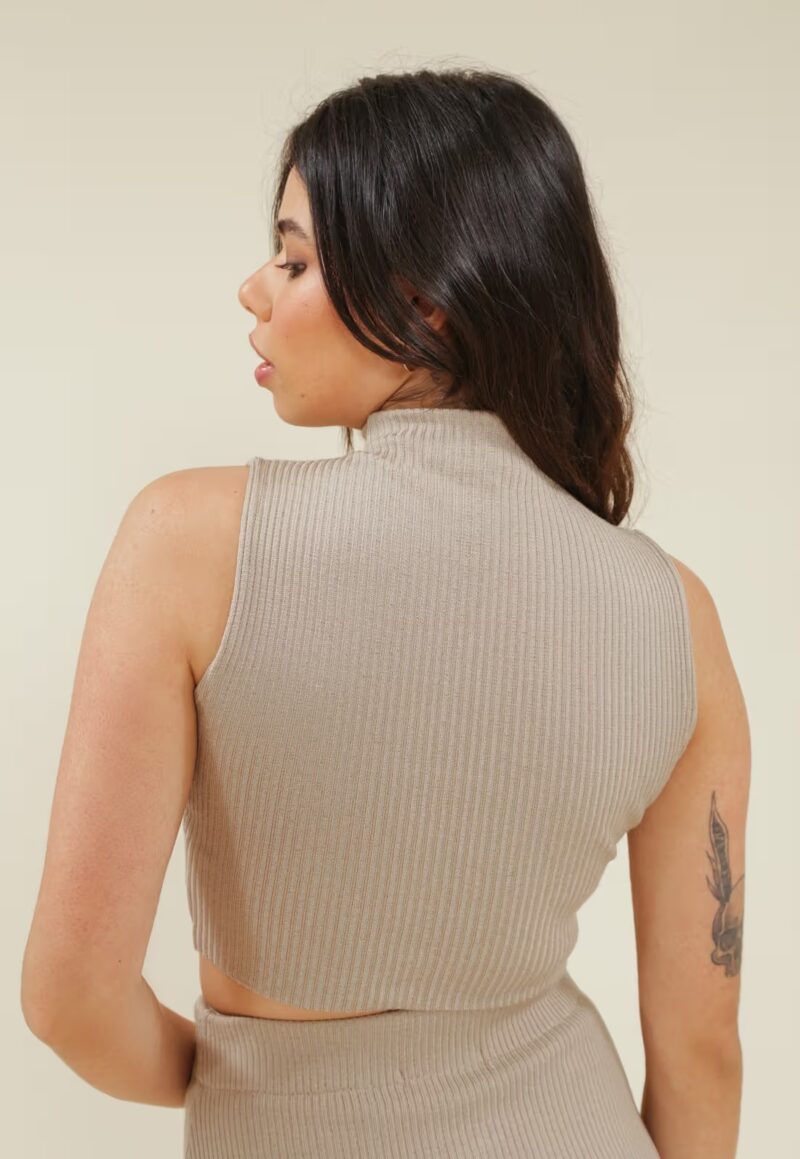 BLUSA TRICOT SEM MANGA CANELADO GOLA ALTA - Image 3
