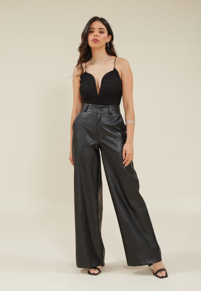 CALÇA COURO SINTÉTICO WIDE LEG COM BOLSO FACA - Image 3