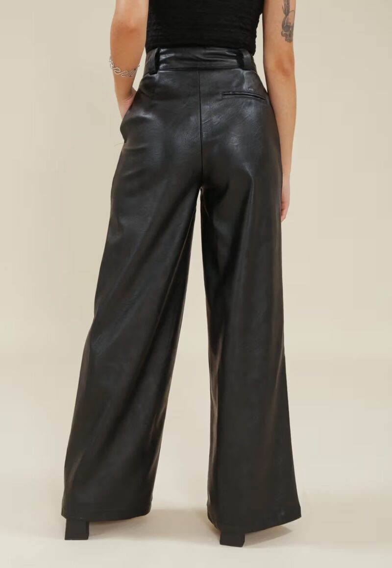 CALÇA COURO SINTÉTICO WIDE LEG COM BOLSO FACA - Image 2