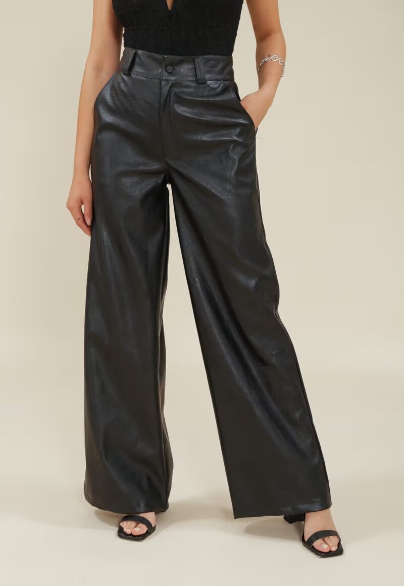 CALÇA COURO SINTÉTICO WIDE LEG COM BOLSO FACA