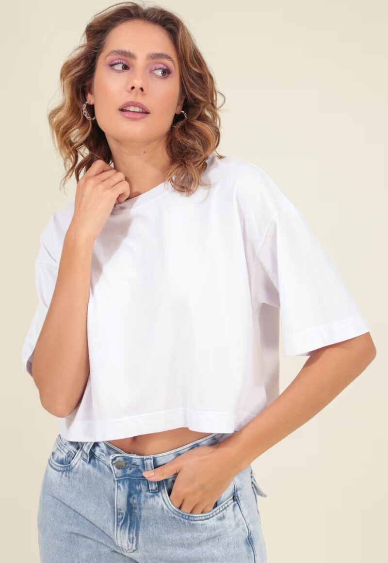 CAMISETA CROPPED MEIA MALHA CAVA DESLOCADA