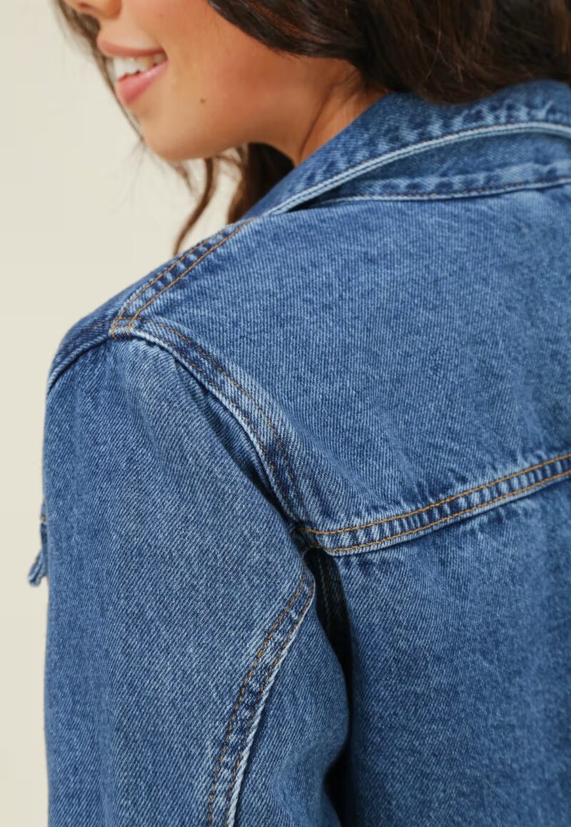 JAQUETA JEANS CROPPED BARRA DESFIADA - Image 4